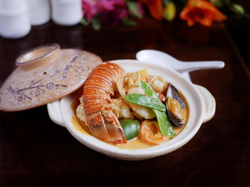 Thai Curry Seafood In Clay Pot